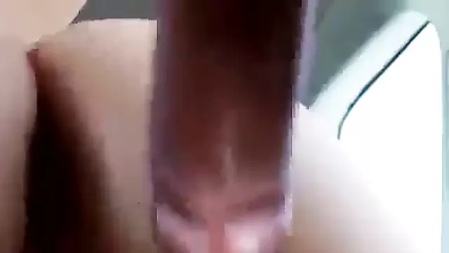 Bir adam, Kazak kadının amına sert bir aletle giriyor.
